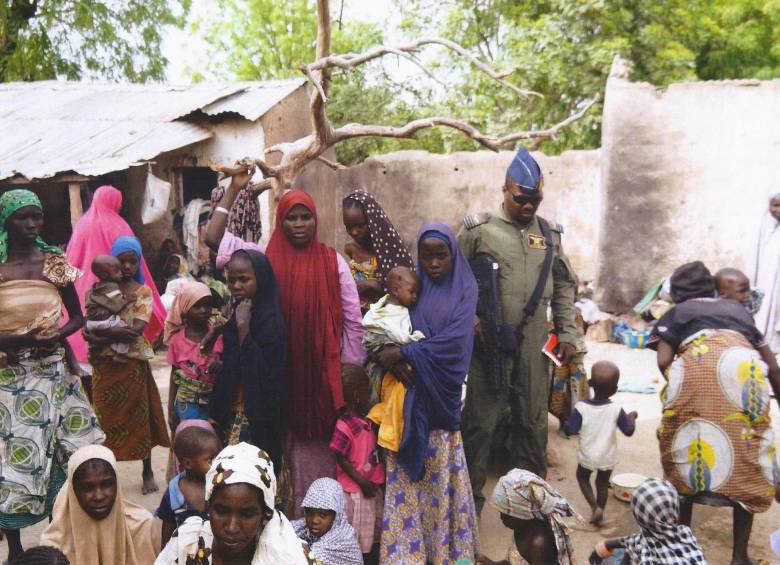 687 mujeres y niños en manos de Boko Haram han sido liberados desde que el ejército tomó un bastión de los islamistas. FOTO AFP