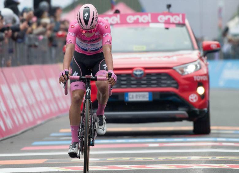 El portugués Joao Almeida (Deceuninck) se mantiene como líder de la carrera. FOTO EFE