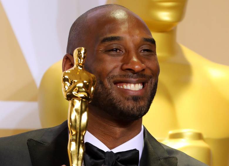 Instantes en los que Kobe Bryant exhibe su estatuilla. FOTO EFE