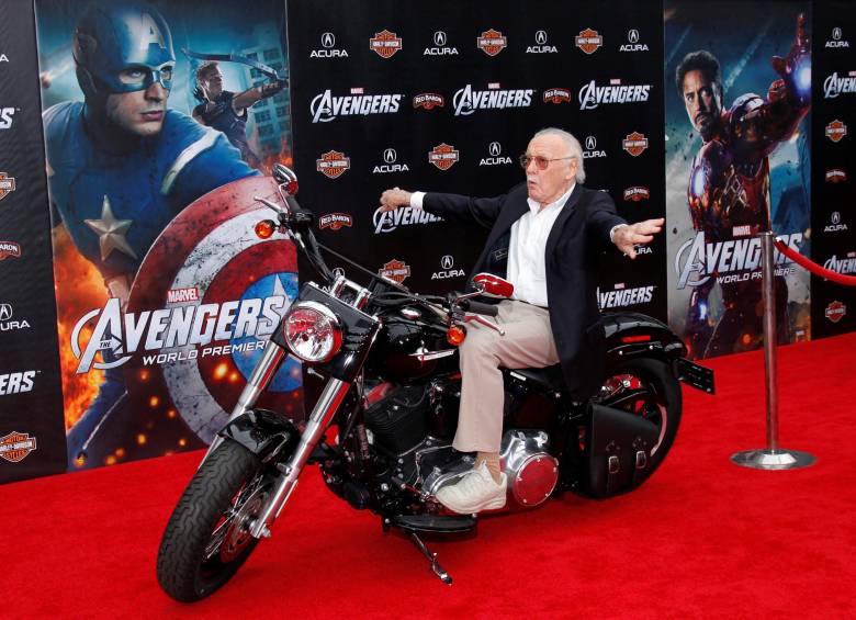El creador de libros de cómics y productor Stan Lee posa en una moticicleta en la premier mundial de Los Vengadores de Marvel en Hollywood, 2012. Foto: Agencia Reuters