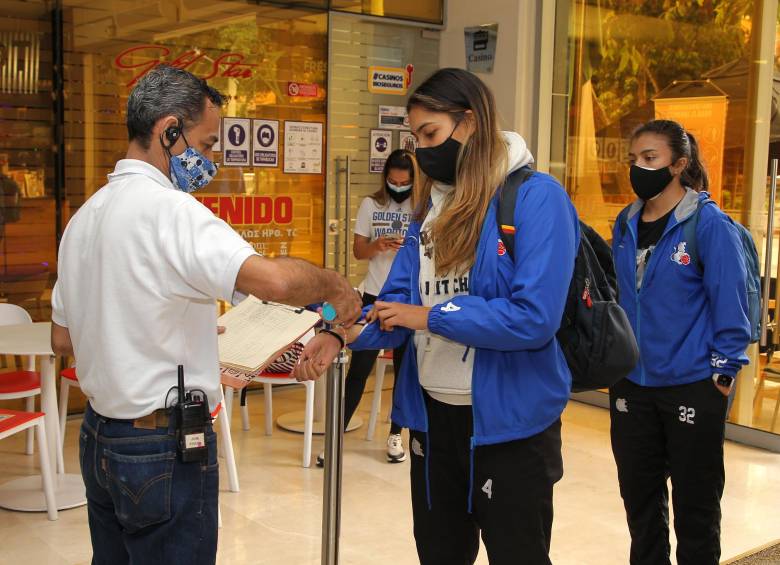 Integrantes del quintero Guerreras de Bogotá a su arribo al hotel donde se hospedarán durante la Liga. FOTO Cortesía Inder