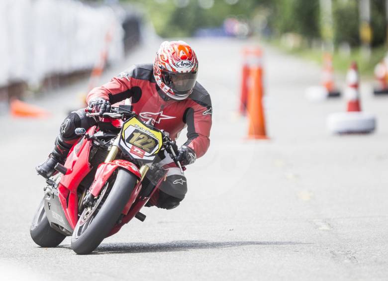 Julio Jiménez fue el único que se le acercó a Daniel Fernández en la categoría superbike time attack. Los motociclistas hicieron la fiesta en el aeroparque Juan Pablo II. FOTO mario valencia
