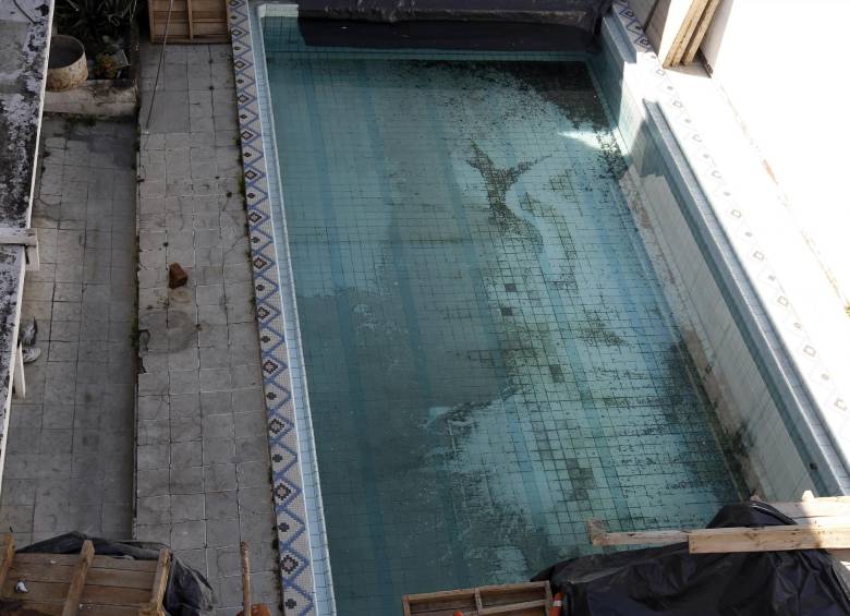 La turbiedad del agua, los malos olores y la presencia de zancudos en algunas piscinas privadas, preocupan a habitantes de Medellín. Más con la propagación del chikungunya. FOTO Jaime pérez