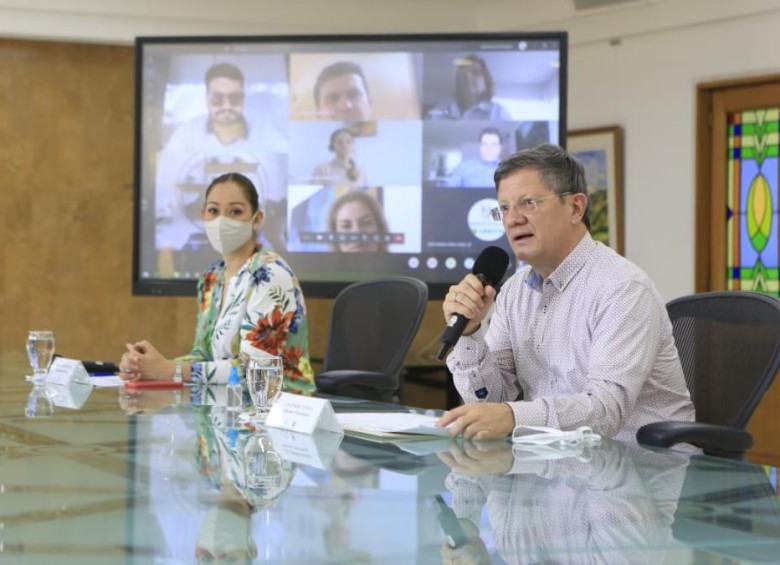 El gobernador (e) de Antioquia, Luis Fernando Suárez Vélez y la secretaria de Educación, Alexandra Peláez, anunciaron la alianza entre públicos y privados para conectar 538 escuelas al agua potable. FOTO: Cortesía. 
