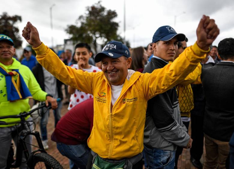 El entrenador Fabio Rodríguez vivió con intensidad, en Zipaquirá, el desenlace del Tour de Francia. FOTO AFP