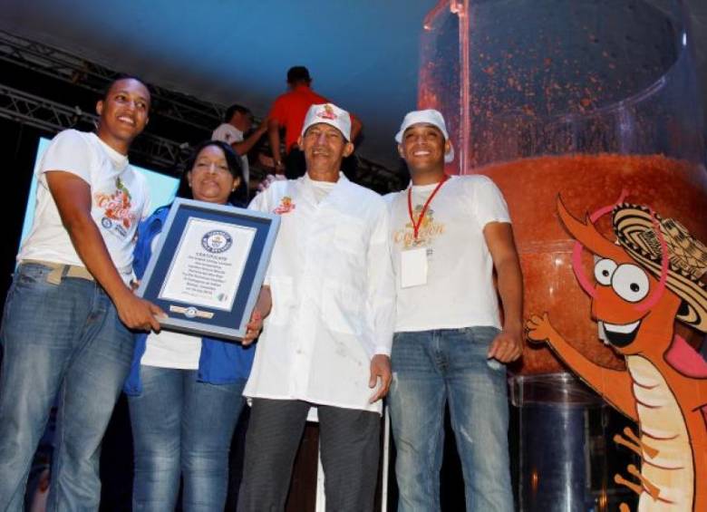 Cocineros de Cartagena de Indias rompieron el récord Guinness al cóctel de camarón más grande del mundo. FOTO COLPRENSA