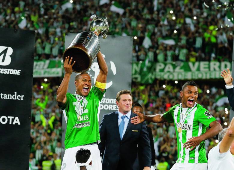 Y se levantó la Copa después de 27 años y por eso la felicidad del capitán Henríquez. Foto Juan A. Sánchez