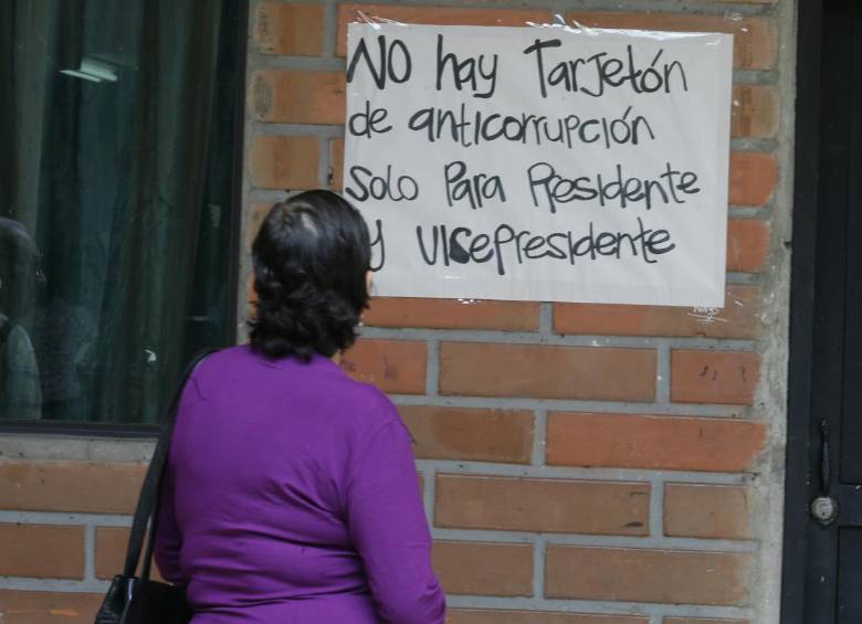 En algunos puestos de votación los jurados optaron por poner carteles aclarando que hoy solo se entregará un tarjetón. FOTO JUAN ANTONIO SÁNCHEZ