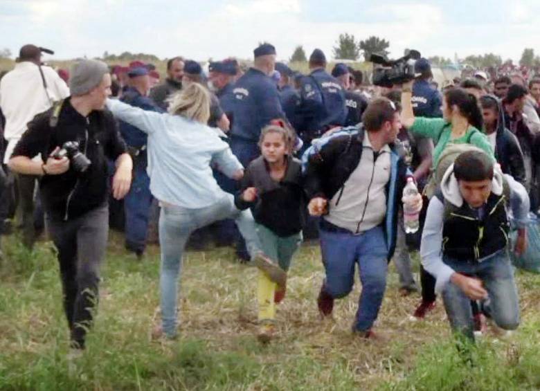 Aunque la imagen que le dio la vuelta al mundo fue la del sirio que cayó al suelo con su hijo después de una zancadilla de la reportera, luego se vieron imágenes como esta. FOTO AFP