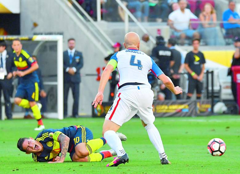 Juan Guillermo Cuadrado vino de menos a más en el debut de Colombia. FOTO AFP 