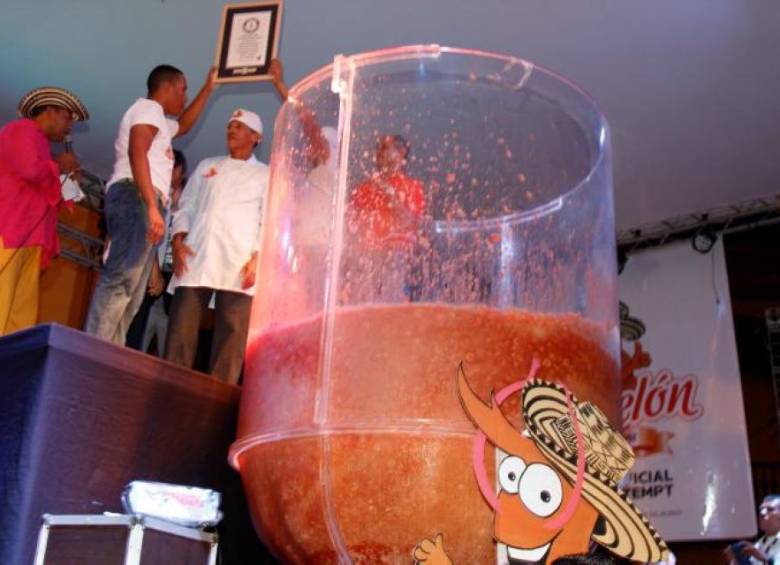 Cocineros de Cartagena de Indias rompieron el récord Guinness al cóctel de camarón más grande del mundo. FOTO COLPRENSA