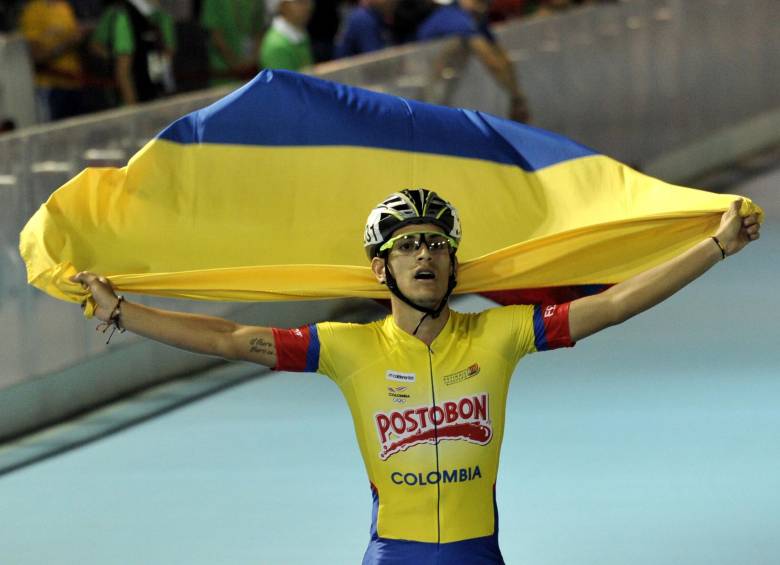 El antioqueño Carlos Iván Franco, durante la vuelta de celebración tras ganar oro en el Mundial de China. FOTO cortesía-fedepatin