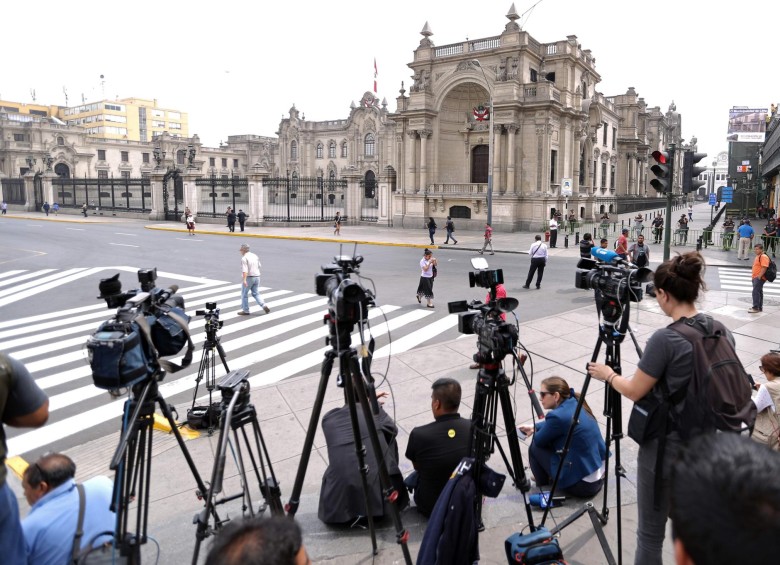 La prensa espera afuera del palacio de Gobierno peruano. FOTO: AFP