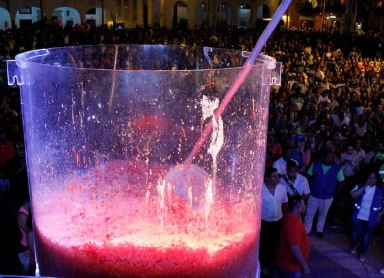 Cocineros de Cartagena de Indias rompieron el récord Guinness al cóctel de camarón más grande del mundo. FOTO COLPRENSA