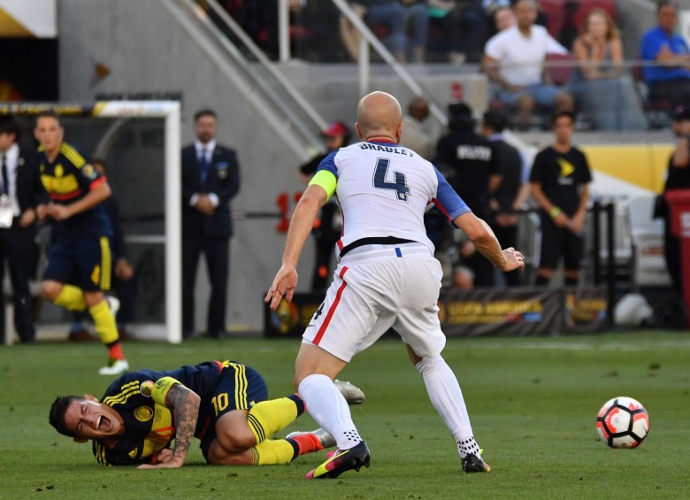  James Rodríguez se retiró lesionado en el minuto 72 del partido inaugural de la Copa América Centenario con molestias en el hombro izquierdo. FOTO AFP