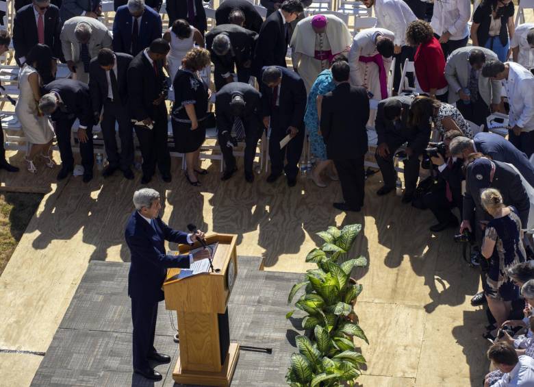 Estados Unidos izó este viernes su bandera de rayas y estrellas durante la reapertura de su embajada en La Habana, en un nuevo paso de reconciliación. FOTO AP