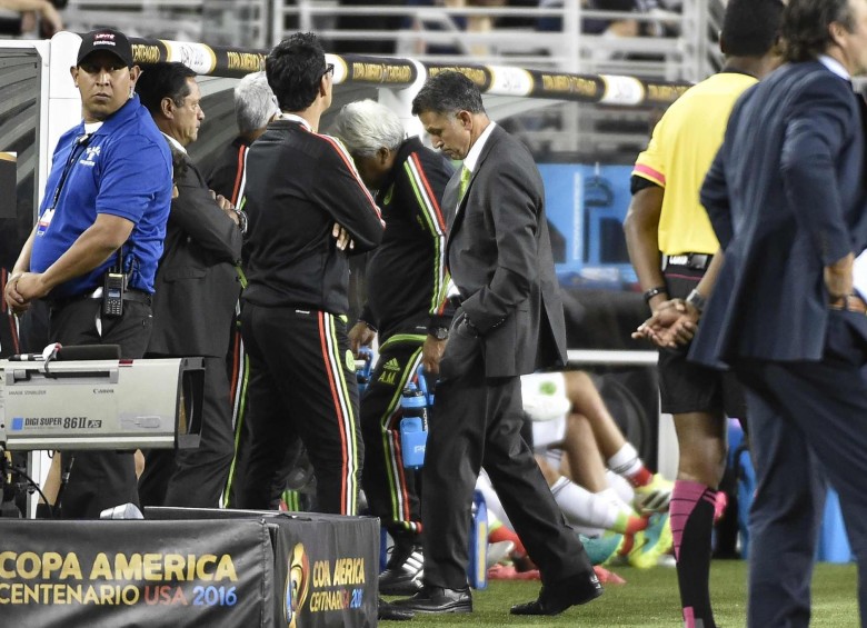 En la imagen se observa el desconsuelo del técnico colombiano ante la abultada derrota de la Selección mexicana. FOTO AFP