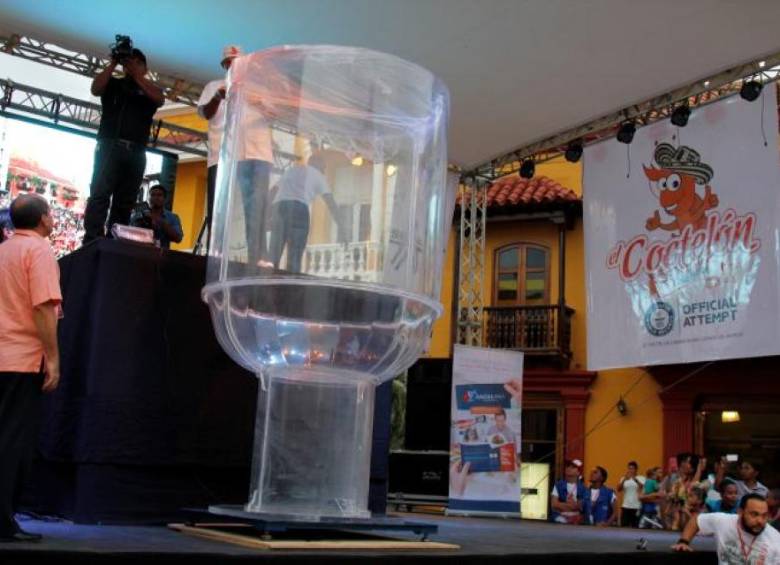 Cocineros de Cartagena de Indias rompieron el récord Guinness al cóctel de camarón más grande del mundo. FOTO COLPRENSA