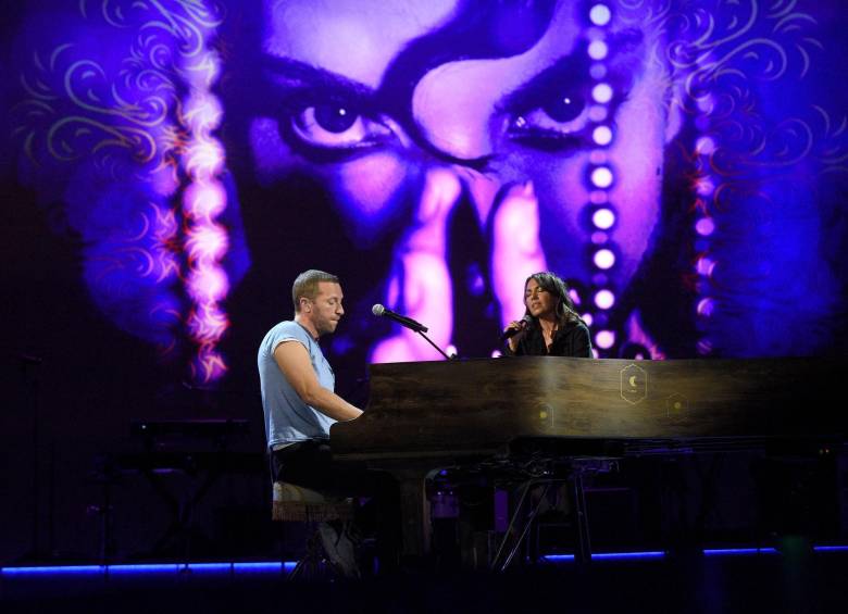 Chris Martin y Susana Hoffs en el concierto homenaje a Prince. FOTO Cortesía CBS