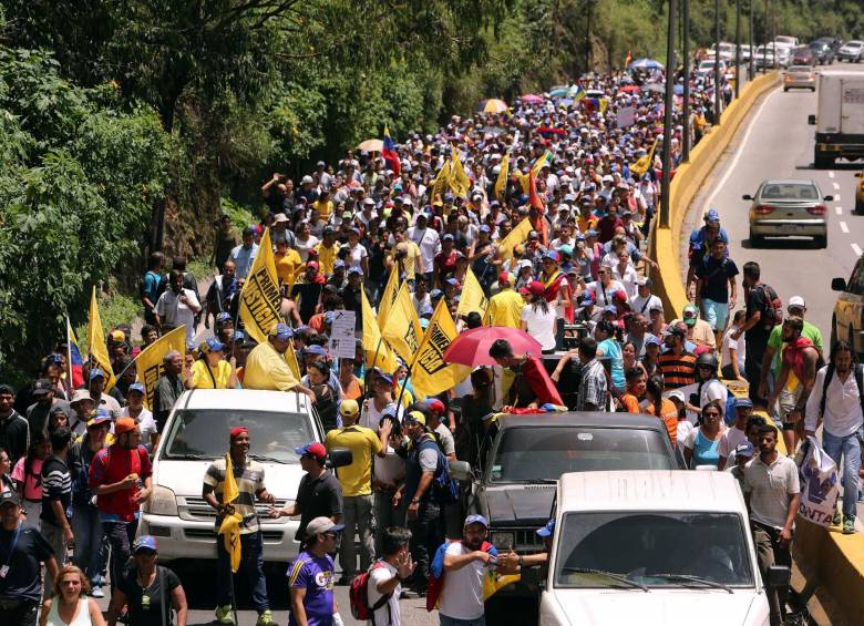 Manifestantes por las principales vías en San Antonio de los Altos (Venezuela), como “tributo” a quienes han sido víctimas de “represión brutal” durante las protestas. Foto: EFE