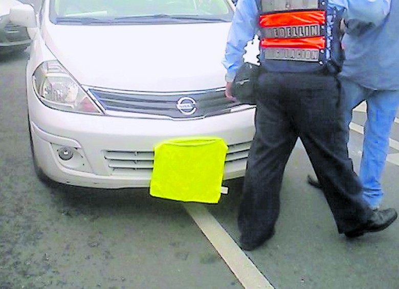 Ocultar la placa con toallas o papeles se está utilizando sobre todo a la hora de estacionar para evitar la sanción del vehículo de fotodetección móvil, que transita por las calles del centro de Medellín. FOTO CORTESÍA