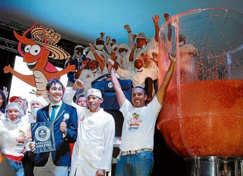 Cocineros de Cartagena de Indias rompieron el récord Guinness al cóctel de camarón más grande del mundo. FOTO COLPRENSA