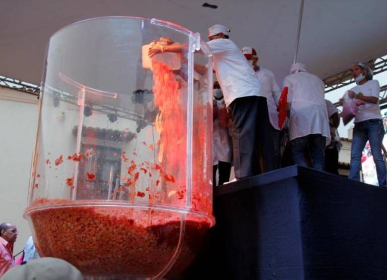 Cocineros de Cartagena de Indias rompieron el récord Guinness al cóctel de camarón más grande del mundo. FOTO COLPRENSA