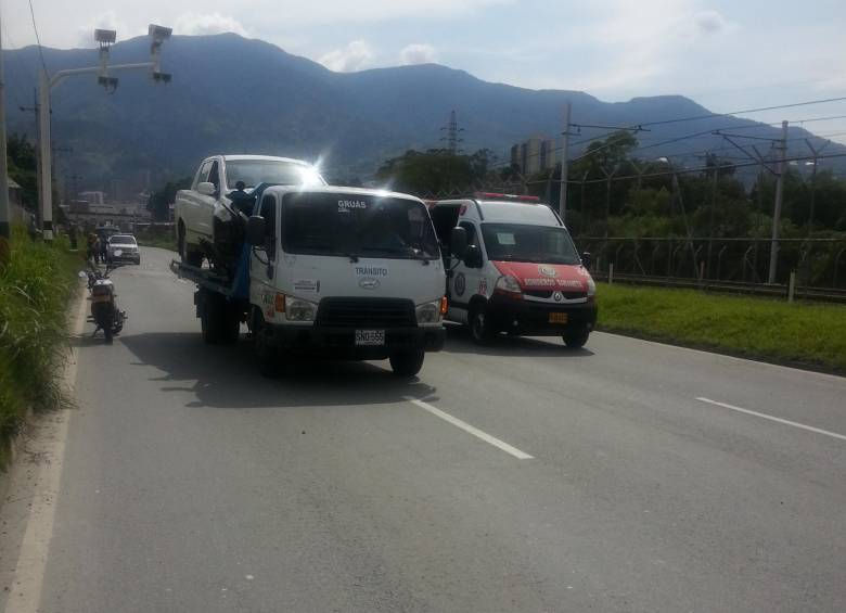 Totalmente paralizadas, por más de dos horas, quedaron la aveniada Regional y la Autopista Sur, como consecuencia de un incidente vial, que dejó a una persona muerta, cerca a la estación Sabaneta del Metro. FOTO Rodrigo Martínez Arango