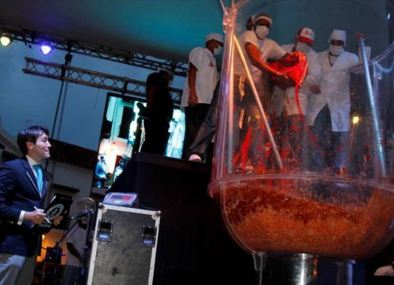 Cocineros de Cartagena de Indias rompieron el récord Guinness al cóctel de camarón más grande del mundo. FOTO COLPRENSA