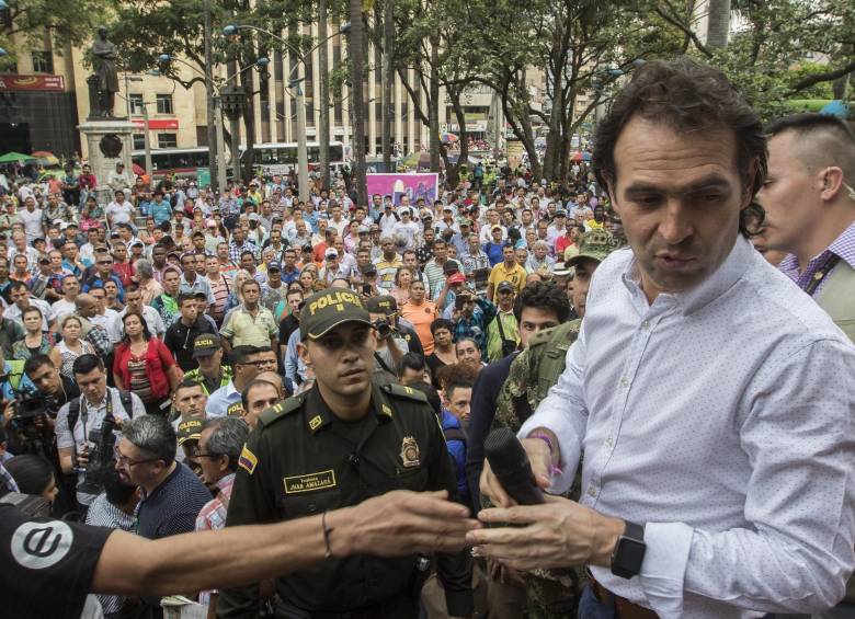 El alcalde de Medellín, Federico Gutiérrez, en su recorrido por el Parque Berrio, el pasado 29 de febrero. FOTO Robinson Sáenz Vargas 