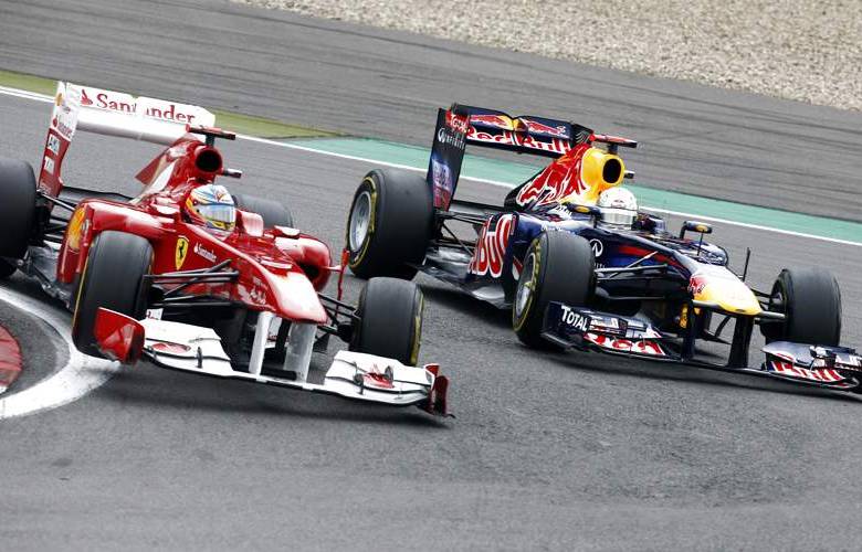 Reuters - El piloto de Mclaren resisti&#243; los embates de Fernando Alonso, de Ferrari y Mark Webber, de Red Bull, para su segunda victoria del a&#241;o.