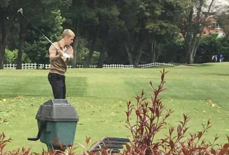 Justin Bieber jugando una partida de golf en un club en la capital de la República. FOTO @JustinDUpdates