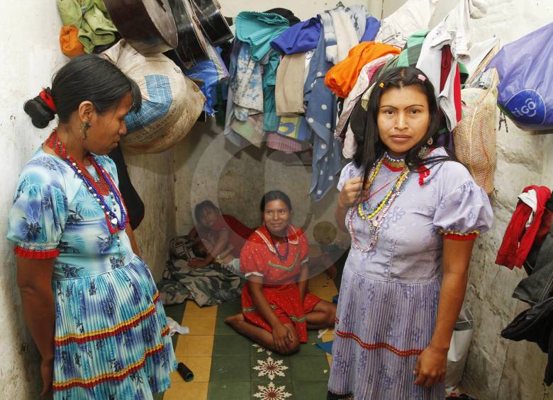 Hacinadas en piezas donde tienen que pagar el día, viven numerosas familias de indígenas en Medellín. Foto róbinson Sáenz