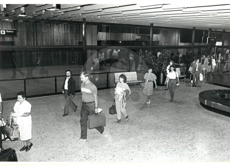 Dos de las grandes novedades de la terminal fueron los túneles tapizados para salir del avión y las bandas para recoger las maletas. FOTO ARCHIVO EL COLOMBIANO