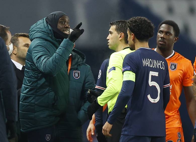 Los jugadores de ambos equipos decidieron abandonar el campo. FOTO: EFE
