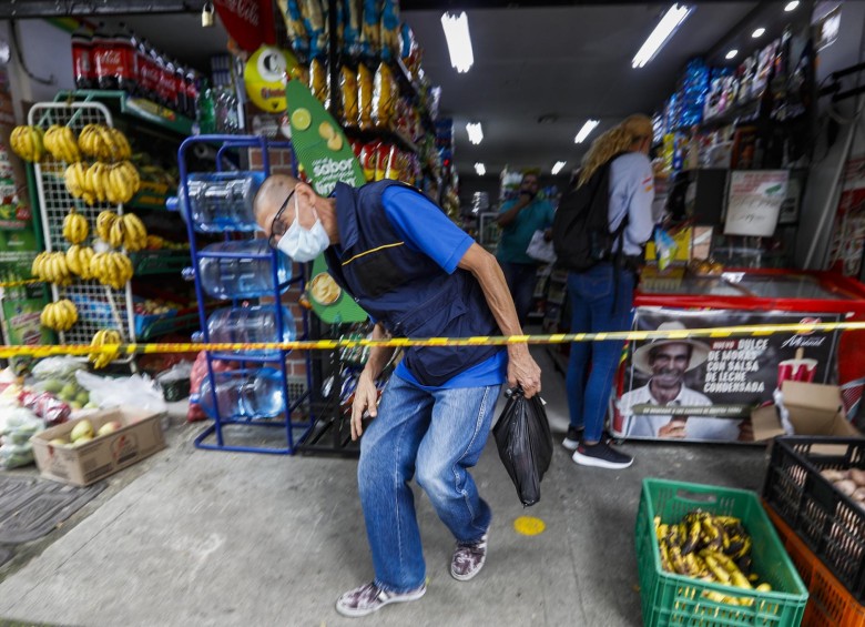 Los grandes supermercados y las tiendas de barrio se transformaron en medio de la pandemia para cuidar a sus clientes y poder sobrevivir económicamente. El domicilio es una de las claves. Foto: Manuel Saldarriaga Quintero.