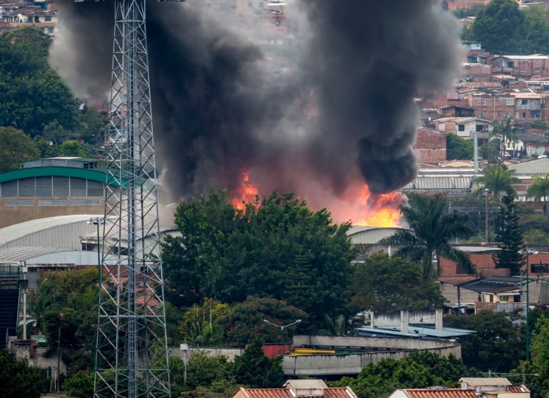 Incendio en empresa de Itagüí. FOTO JUAN ANTONIO SÁNCHEZ