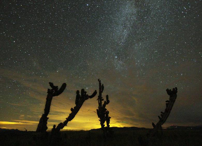 Cuando el Sol se oculta, miles de estrellas aparecen sobre La Tatacoa. Se aprecian la Vía Láctea y múltiples formaciones estelares. Un patrimonio que se busca preservar. FOTO Jaime Pérez