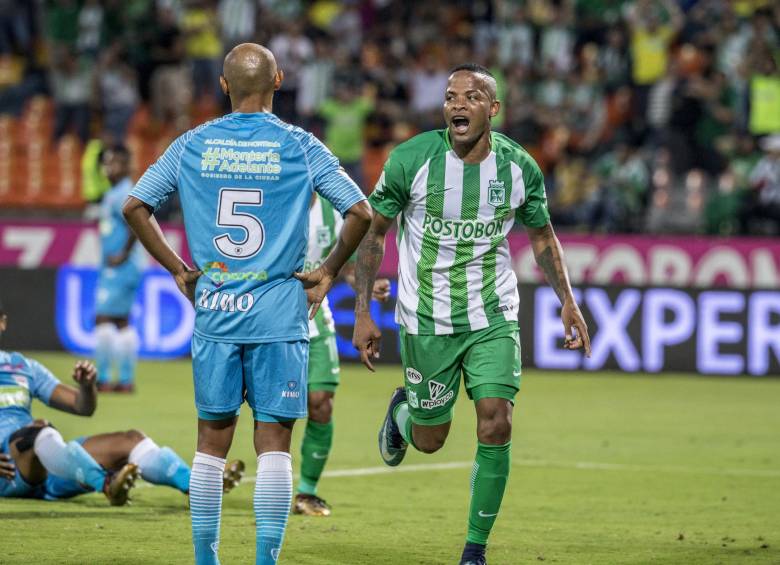 El festejo de Andrés Rentería en el Atanasio Girardot. Su técnica quedó evidenciada en el gol de anoche. FOTO Juan A. Sánchez