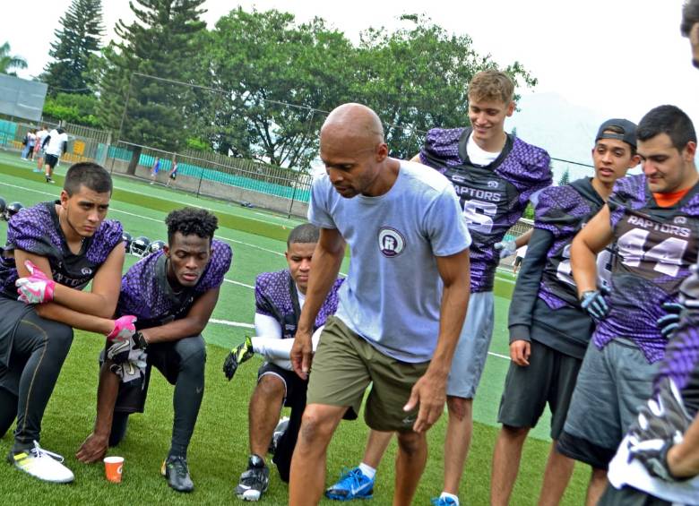 Con campamento, Raptors descubre talento y masifica fútbol americano