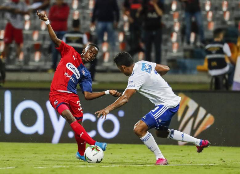 En el duelo entre Medellín y Millonarios, el pasado 21 de septiembre, un hincha lanzó una navaja al campo y el jugador Mackalister Silva se la entregó al juez central. FOTO JAIME PÉREZ