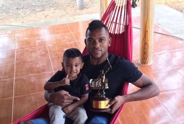 Miguel Borja, con uno de sus hijos, y sosteniendo el premio Altius que recibió por parte del Comité Olímpico. Foto: Cortesía Facebook Miguel Borja