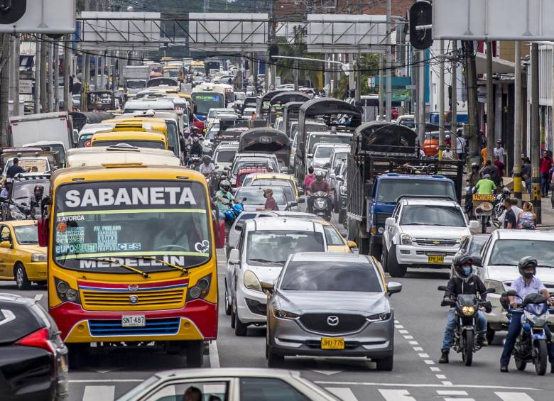 El centro de Medellín es uno de los sectores más congestionados de la ciudad. Expertos piden que allí se debería cobrar por congestión. FOTO JUAN aNTONIO sÁNCHEZ