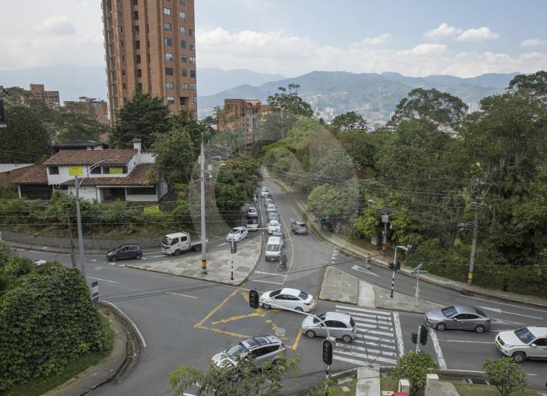 En este cruce de la Transversal Inferior con la Loma del Campestre se construirá un intercambio vial, dentro de los proyectos para descongestionar sitios críticos de la ciudad. FOTO edwin bustamante