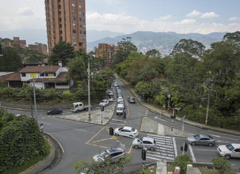 En este cruce de la Transversal Inferior con la Loma del Campestre se construirá un intercambio vial, dentro de los proyectos para descongestionar sitios críticos de la ciudad. FOTO edwin bustamante