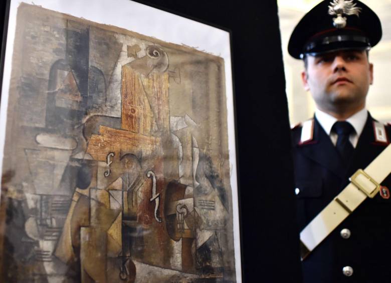 “Violin et bouteille de bass” se llama la obra recuperada este viernes por la policía italiana. FOTO AFP