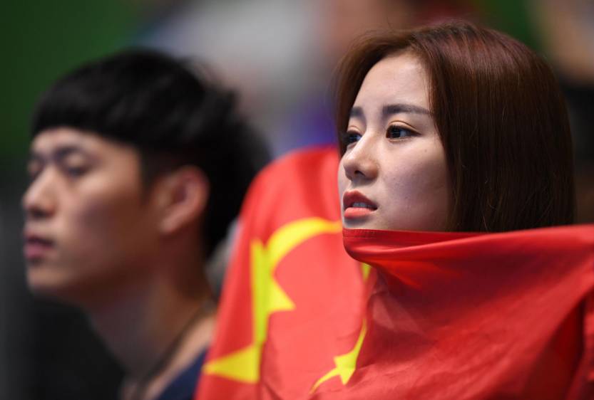 Medios chinos reportaron que las estrellas de las banderas usadas durante las ceremonias de entrega de medallas de natación y tiro estaban posicionadas de forma incorrecta. FOTO AFP 