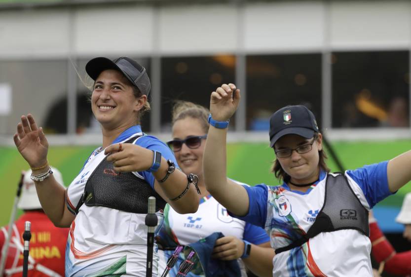 Desde la izquierda, Claudia Mandia, Guendalina Sartori, y Lucilla Boari, durante la competición de tiro con arco. FOTO AP
