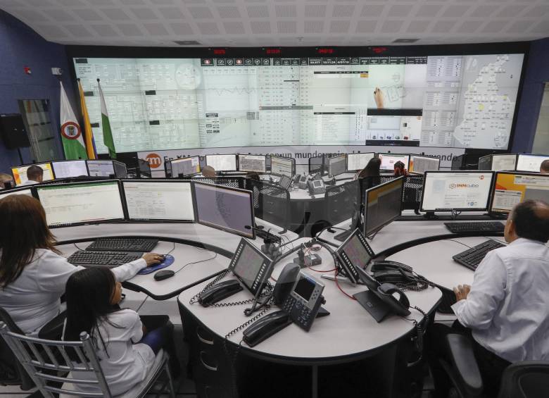 Desde el Centro Nacional de Despacho de XM, filial de ISA, se coordina la atención de la demanda de energía eléctrica del país. Cada cuatro segundos recibe 15 mil indicadores del sistema, pero tiene capacidad para recibir hasta 200 mil. FOTO Manuel Saldarriaga