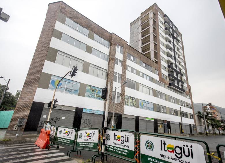 Este es el edificio Babilonia, en Itagüí. La estructura será derribada y las personas del sector serán reubicadas temporalmente, debido al riesgo de colapso que representa. FOTO juan antonio sánchez